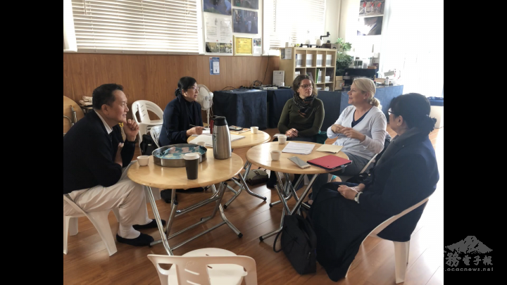 慈濟志工與合作的社區機構人員進行會議