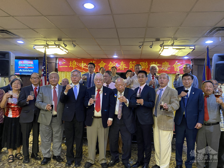 副主席張如玉(左一)，副處長朱永昌(左四)，主席余國湛(左五)，副主席陳榮(右五)，主任蘇上傑(右四)合影