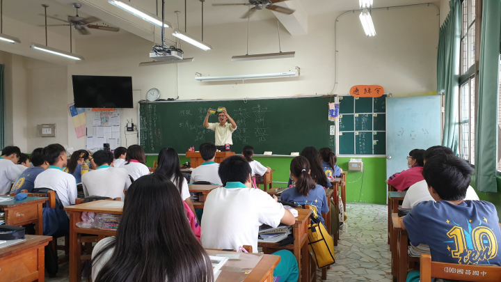高雄市國昌國中老師吳志弘用閩南語上地科課，學生自發協助翻譯