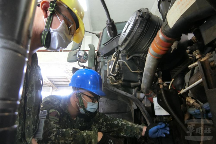 陸軍36化學兵群日前執行主官裝備檢查，官兵依「程序、步驟、要領」實施裝備維護。（陸軍第10軍團提供）