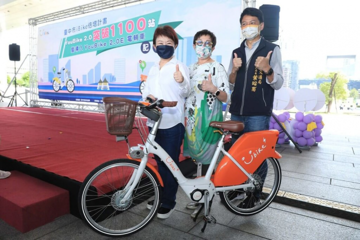 台中市推動公共自行車「iBike倍增計畫」，21日起再導入「微笑單車2.0電輔車」，台中市長盧秀燕（前左）表示，為鼓勵市民騎乘體驗，21日至30日騎乘電輔車，會員租借前30分鐘免費。（台中市政府提供）