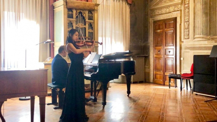 1999年出生的台灣小提琴新秀施昕妤（前立者）考取歐洲知名樂團法國巴黎管弦樂團，成為樂團成立55年來首名來自台灣的小提琴團員。（施昕妤提供）