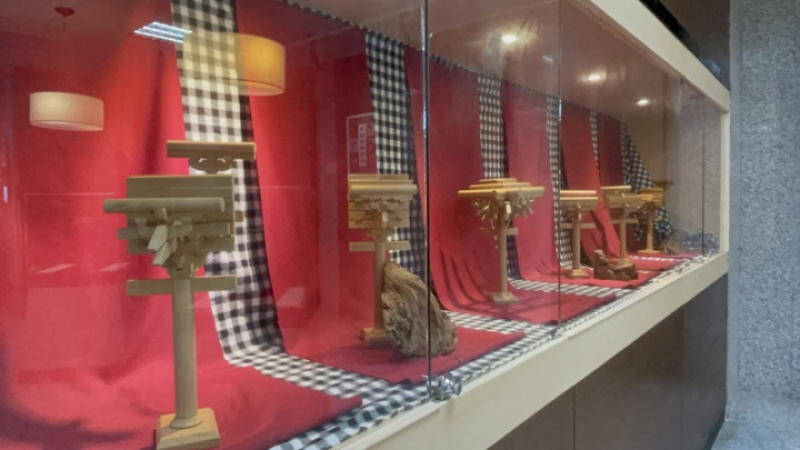 金門木作匠師李錫福在金門航空站展出「斗與拱的對話」個展，共展出17件作品。