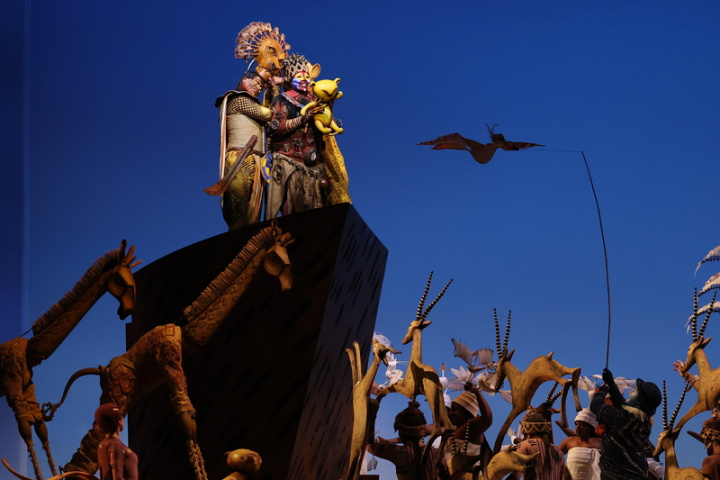 百老匯音樂劇「獅子王」14日在台北小巨蛋舉辦官方記者會，並帶來一首首經典曲目，整部劇使用200個戲偶，包含哺乳類、鳥類與昆蟲，讓觀眾宛如置身非洲。