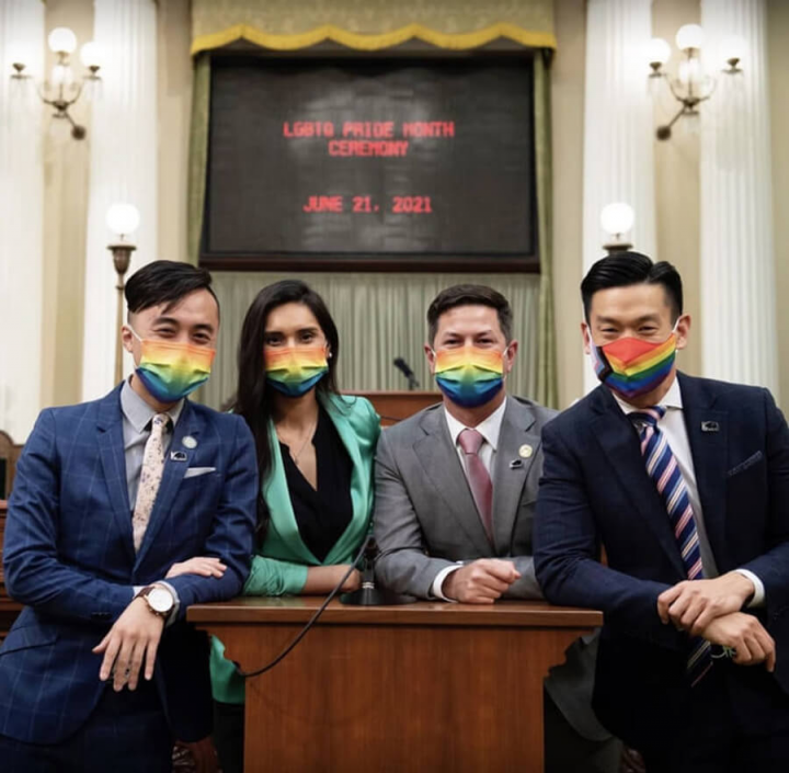 加州議會80位眾議員中，目前共有8位公開LGBTQ身分的立法者，相當於十分之一的力量合縱連橫LGBTQ立法，其中包括羅達倫（右）與李天明（左）兩位亞裔議員。 （李天明辦公室提供）