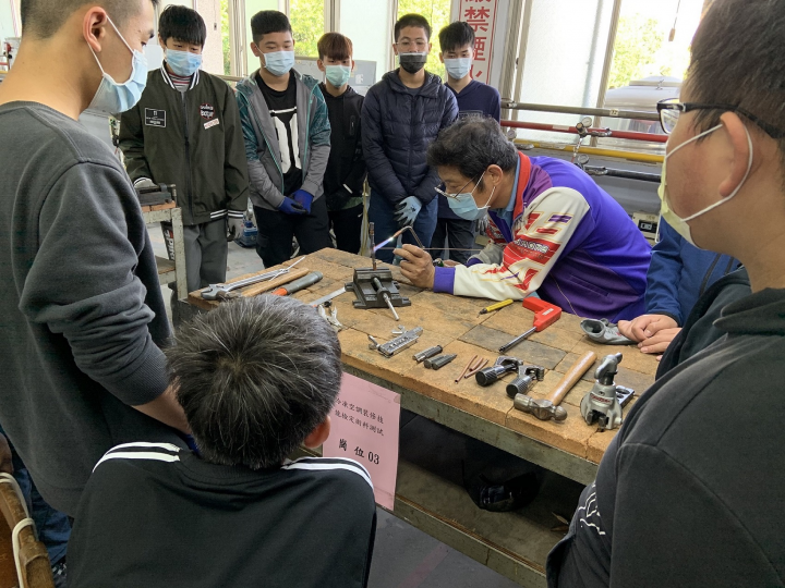 沈志秋帶領學生進行冷凍空調裝修技能檢定術科測試