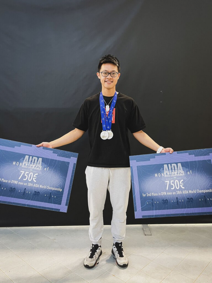 台灣自由潛水好手許越翔在2022年AIDA自由潛水世界錦標賽的「動態雙蹼平潛」繳出240公尺，而「動態有蹼平潛」則以259公尺，雙雙拿下銀牌並改寫全國，此外他在靜態閉氣也以7分29秒寫下台灣新紀錄。（丁奕先提供）