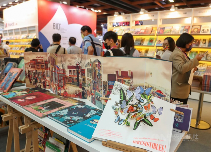 Books from French publishers are displayed at the Taipei International Book Exhibition. CNA photo June 1, 2022