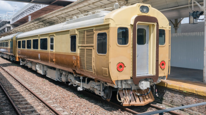 台中驛鐵道文化園區「台中‧驛難忘」保溫計畫展出3款具鐵道發展意義的火車，EMU100型電聯車在公元1978年以「自強號」之名，為台灣首款電聯車，更是西部幹線鐵路電氣化代表。（台中驛鐵道文化園區提供）