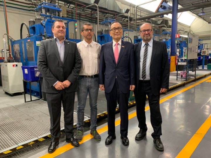 劉大使參觀Catelsa Cáceres S.A. 橡膠生產工廠與該公司總經理Jean Luc Wisniewski及(右一)Cáceres企業協會(CEC)理事長Diego Hernández(左一)合影