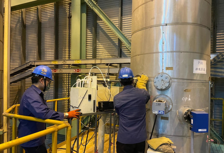 台東縣焚化廠重新啟用，並自2月起進行系統同步運作測試（試俥），環保局6日發布訊息表示，試俥階段優先處理離島堆置垃圾，目前已清運蘭嶼鄉約801公噸，綠島鄉垃圾也在5月底開始陸續運回約700公噸，待焚化廠運轉後可望解決長久以來垃圾處理的困境。（台東縣政府提供）