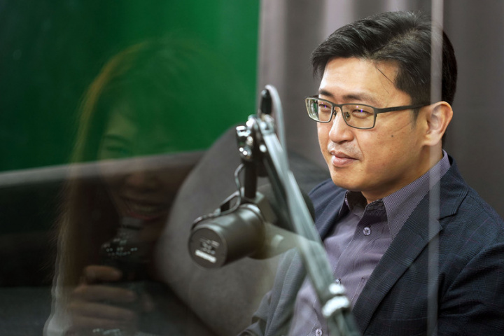 文策院副院長盧俊偉在台經院期間，提出文化金融可以怎麼做等相關建議，卻被文化界友人虧，「不要只出一張嘴，來實踐給我們看」，因緣際會從金融圈跳轉文化界。