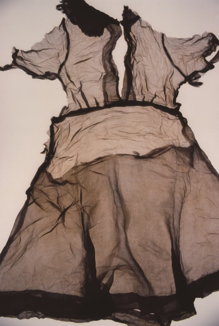 日本攝影家石內都於2007年參訪廣島和平紀念資料館，從館方上萬件收藏品中挑選許多衣物與物件，可看見物品因經歷核爆撕裂或發黃，石內都藉由捕捉這些物品的美麗，回望物品擁有者的生命光采。（The Third Gallery Aya和亞紀畫廊提供）（石內都版權所有）