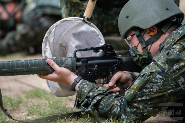 召員進行65K2步槍實彈射擊