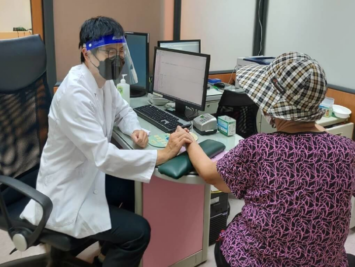 首頁 / 生活 女子確診自服類清冠拉肚子 醫指體質是主因 2022/6/21 14:20（6/21 15:06 更新） 台中榮民總醫院嘉義暨灣橋分院傳統醫學科醫師唐佑任（左）21日說，「清冠一號」藥方苦寒，用台語來說就是「偏涼」，確診者出現畏寒、怕冷的症狀，或腸胃道比較敏感容易拉肚子，就不適合服用。（中榮灣橋分院提供）