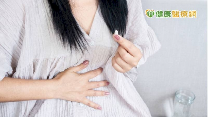 在不良反應方面，Paxlovid在臨床研究中發現有味覺障礙、腹瀉、高血壓和肌肉痛；Molnupiravir則是觀察到腹瀉、噁心、暈眩等。(圖：健康醫療網 提供)