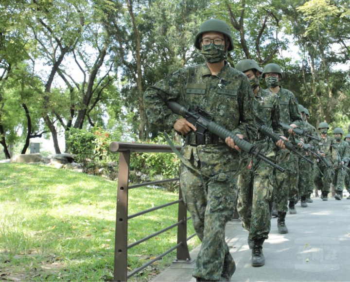 教召員於鄉里道路行軍訓練。（後備指揮部提供）