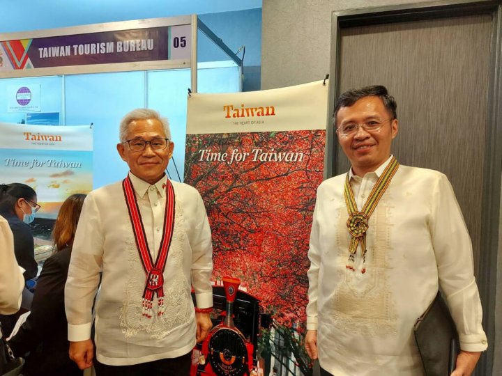 菲律賓於24至26日舉辦「TTE旅展」，交通部觀光局時隔2年4個月再次赴馬尼拉推廣台灣旅遊。圖為駐菲代表徐佩勇（左）與觀光局駐吉隆坡辦事處主任周士弼（右）合影。（駐菲律賓代表處提供）