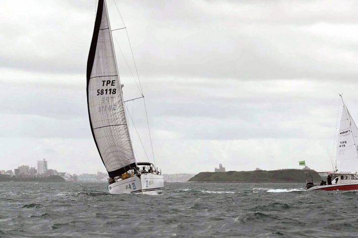 2022澎湖島帆船週系列賽25日由重型帆船率先登場，區分有IRC組、競賽A至C組、博多納OC38.1與多體船組等6組進行，共計25艘國內外重型帆船、近200名選手，升帆在澎湖灣展開競技。（澎湖縣帆船協會提供）