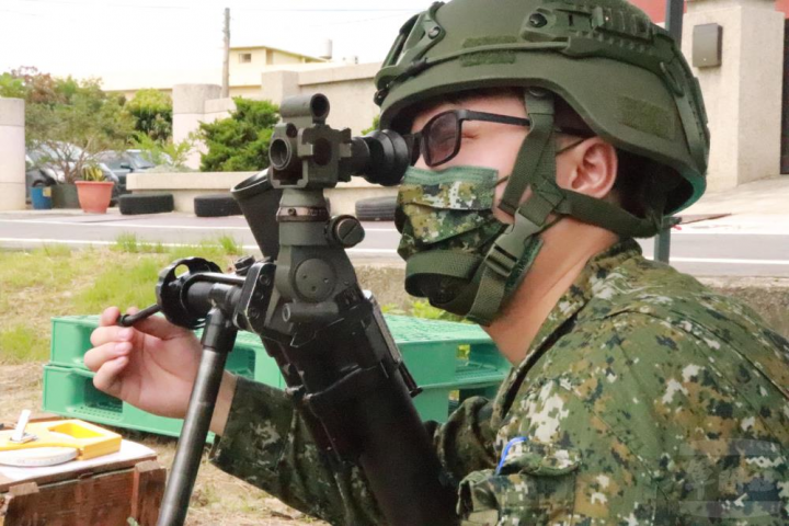 陸軍步兵257旅步5營召員操作60迫砲。（陸軍第10軍團提供）