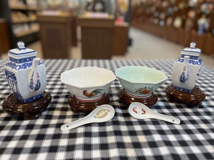 全國唯一官窯金門縣陶瓷廠仿製閩南古早八角碗和青花瓷酒壼，壼嘴中間部位寫了「注福」2字，代表注入滿滿祝福，是送禮自用的飲酒或品茗新選項。