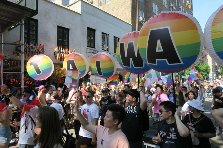 紐約市驕傲遊行26日登場，台灣隊伍行經格林威治村具同志運動指標地位的石牆酒吧。