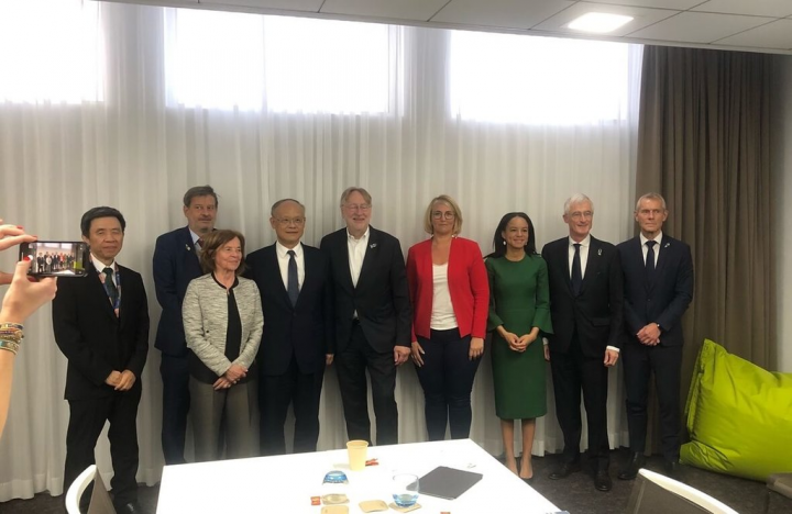 政務委員鄧振中（右6）出席WTO第12屆部長會議，14日與歐洲議會代表團一行人進行雙邊會談，氣氛熱絡。（中華民國常駐世界貿易組織代表團提供）