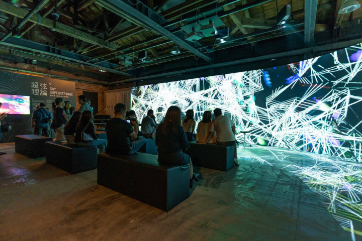 「超弦理論」核心思想為世界所有物質皆由振動的超微弦組成，來自土耳其的AI藝術團隊Ouchhh運用「超弦理論」，採集演奏者的腦電波數據，生成台灣民謠「望春風」、「丟丟銅仔」及「雨夜花」專屬視覺圖像。（時藝多媒體提供）