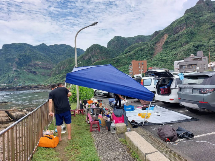 交通部觀光局東北角暨宜蘭海岸國家風景區管理處4日接獲遊客反映，指瑞芳南雅漁港停車場有人搭帳篷露營，立即派員前往處理，請警方協助勸離，民眾也配合隨即將帳篷移除。（民眾提供）
