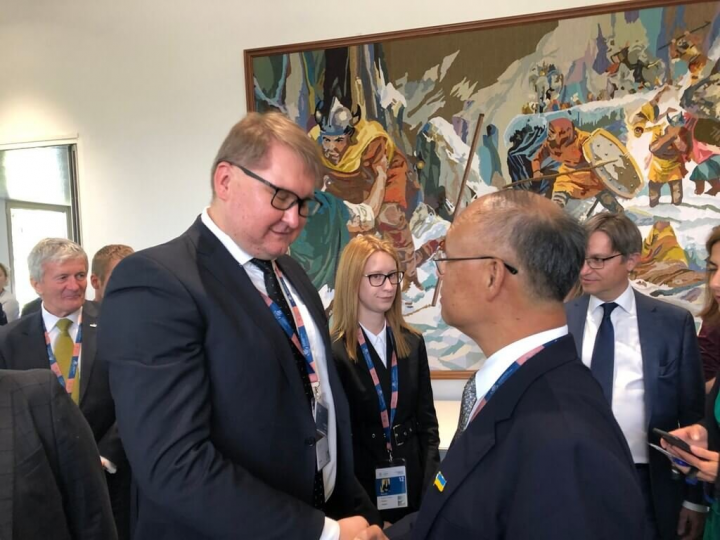 世界貿易組織（WTO）會議期間，12日歐盟發起「與烏克蘭團結一致」部長會議。政務委員鄧振中與烏克蘭貿易代表卡契卡在會場握手致意。（中華民國常駐世界貿易組織代表團提供）