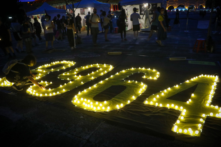 公民團體4日晚間在台北中正紀念堂民主大道舉辦「六四33週年悼念晚會」，參與民眾在地面擺放小燭光，排字表達悼念之情。