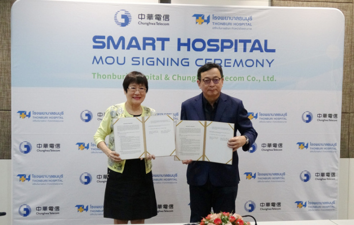 中華電信國際電信分公司總經理吳學蘭（左）和吞武里醫院院長施力彭（Siripong Luengvarinkul）（右）31日在吞武里醫院舉行智慧醫院合作意向書簽約儀式。