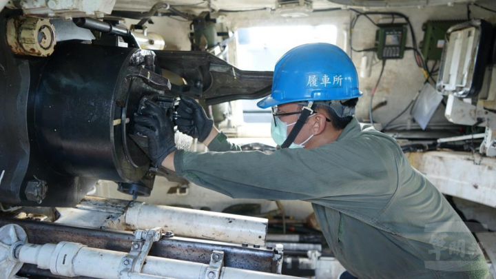 陸軍四支部高雄聯保廠實施M109A2自走砲修護作業。（高保廠提供）