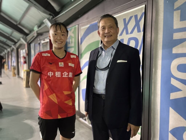 台灣羽球好手許玟琪（左）在「2022義大利國際羽球系列賽」女單決賽中，拿下台灣隊在此賽事的首面金牌，也是許玟琪繼在奧地利國際系列賽奪冠後，連兩週稱后。圖為許玟琪與駐義大利代表李新穎合影。（駐義大利代表處提供）