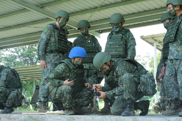 後備指揮部指揮官傅正誠中將視導高雄市後備旅教召實彈射擊訓練。（後備指揮部提供）