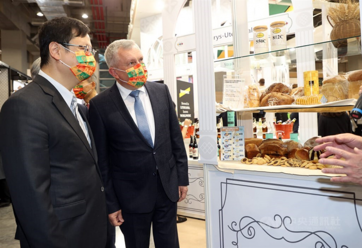 Lithuanian Vice Minister of Agriculture Egidijus Giedraitis (second left) visits a stall displaying baked products made with flour from the Baltic nation at the Food Taipei exhibition on Wednesday. 