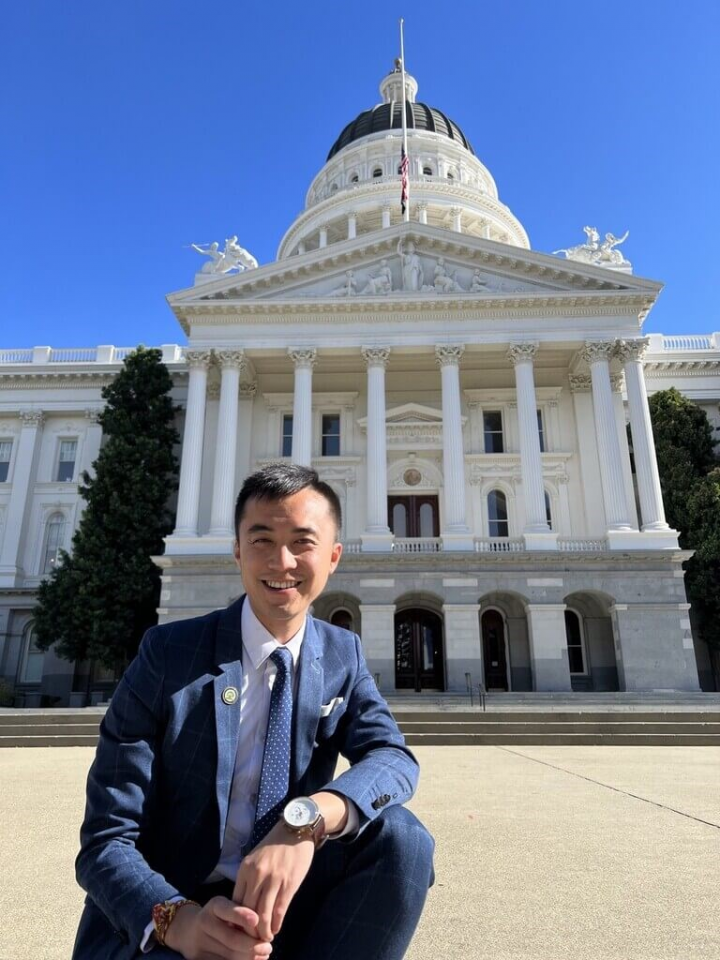 今年26歲的李天明是加州議會史上最年輕、首位亞裔雙性戀眾議員。（李天明辦公室提供）