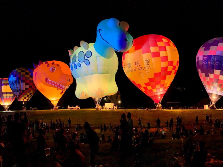 「2022桃園石門水庫熱氣球嘉年華」今年在COVID-19（2019冠狀病毒疾病）疫情緩和下恢復舉辦，活動從18日起至26日一連9天不間斷，包括每天的熱氣球升空繫留體驗、假日夜間光雕噴火秀，活動現場更打造成史前侏羅紀公園，帶領民眾一起探索恐龍世界。（桃園市政府觀光旅遊局提供）