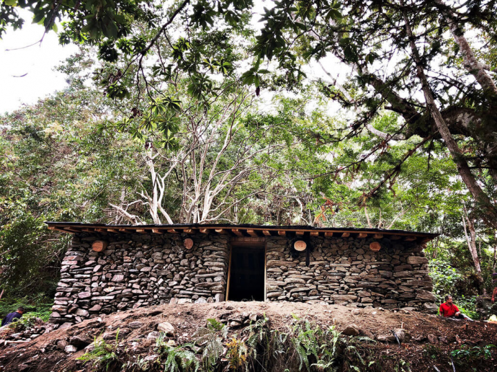 花蓮縣政府指出，卓溪鄉布農族佳心舊部落再現計畫邀集Istasipal家族後裔及族人重返祖居地，透過耆老訪談、現地資源盤點，重建石板家屋及附屬家屋，設置布農族民族植物解說步徑與文化體驗竹工寮，建構布農山林文化的解說及教育傳承基地，整體計畫並獲國際獎項肯定。（花蓮縣政府提供）