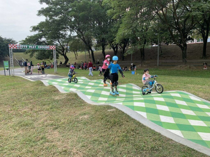 高雄市水利局在寶業里滯洪池打造遊戲場，設計滑步車賽道，分別有直線、彎道及連續坡面等地形變化，增加困難度及挑戰性，讓孩童能練習手腳平衡、體驗過彎刺激。（高雄市政府提供）