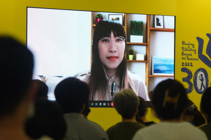 旅日作家李琴峰2021年以「彼岸花盛開之島」獲得日本芥川獎，4日透過視訊在台北國際書展舉行「彼岸花盛開之島」中文版新書發表會，與現場讀者分享創作心路歷程。