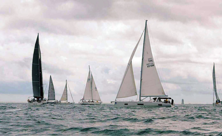 「2022澎湖島帆船週系列賽」25日在馬公亞果遊艇碼頭登場，鳴笛後，25艘帆船依序出港，升帆在澎湖灣展開競技，精彩刺激。（澎湖縣帆船協會提供）