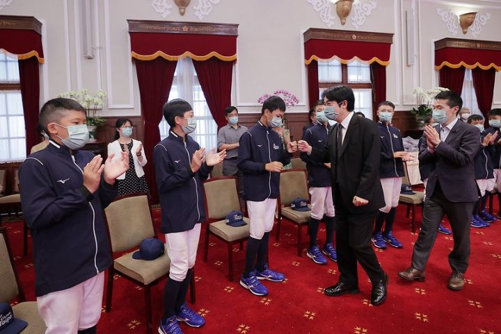 賴清德副總統今（23）日上午在總統府大禮堂與臺北市福林國小少棒隊合影，為其即將代表我國參加2022年世界少棒聯盟(LLB)亞太區少棒錦標賽加油打氣
