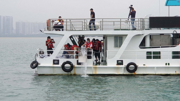 兩岸共同魚苗放流，因疫情停辦2年，金門與廈門漁業單位8日相約在金廈海域，以不接觸方式各自在海域中線放流魚苗。（金門縣水試所提供）