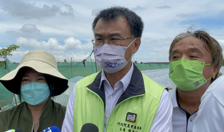 農委會主委陳吉仲（中）近日受訪時強調，畜禽價格波動與供需有關，今年2、3月時有媒體說國內雞肉一定會缺口，6月1日國內雞肉市場供應很穩定，當中還有部位肉，雞腿翅是從美國進口，照常進口可以提供所有需要的畜產品。