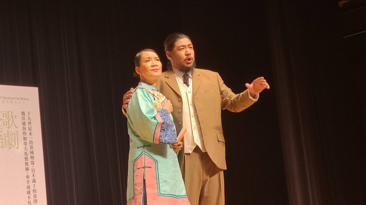 在《蔥仔開花》中飾演馬偕牧師的孔孝誠(右)與飾演婚後張聰明(左)的陳美玲6日在記者會上演出精彩片段