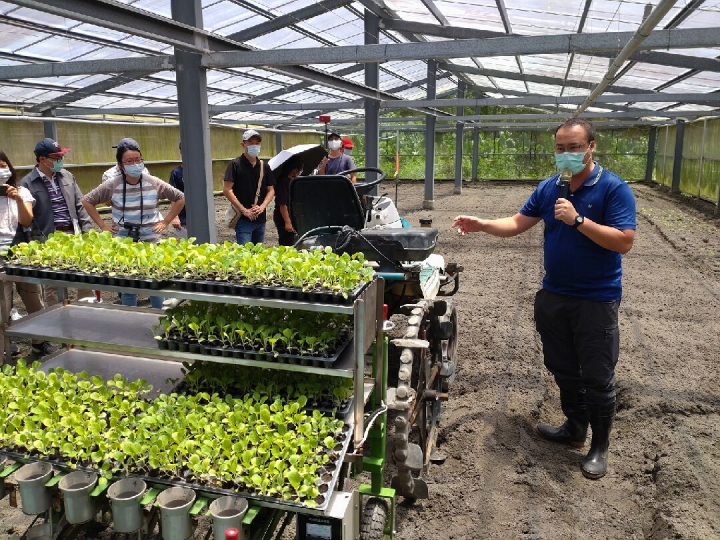 桃改場黃柏昇助理研究員介紹葉菜移植機