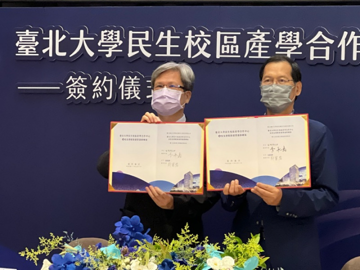 台北大學與宏匯集團13日舉行BOT案簽約儀式，將共同打造都會型校園，由台北大學校長李承嘉（左）、宏匯集團董事長許崑泰（右）代表簽約。