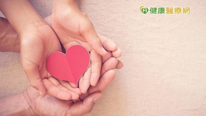 李信謙表示，一對憂鬱的父母帶著負向的眼光去看待世界時，所養育出來的孩子也會變得比較負向、憂鬱。(圖：健康醫療網 提供)