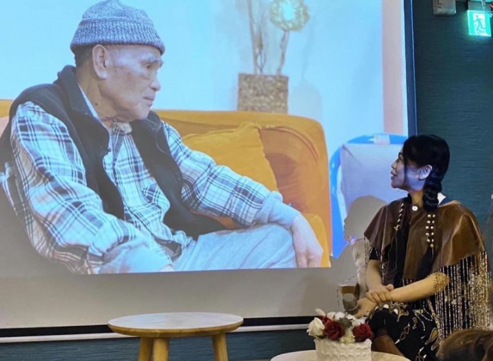  Calaw Mayaw教授女兒阿洛於新書發表會深情介紹父親畢生對臺灣原住民音樂的貢獻（家屬提供）